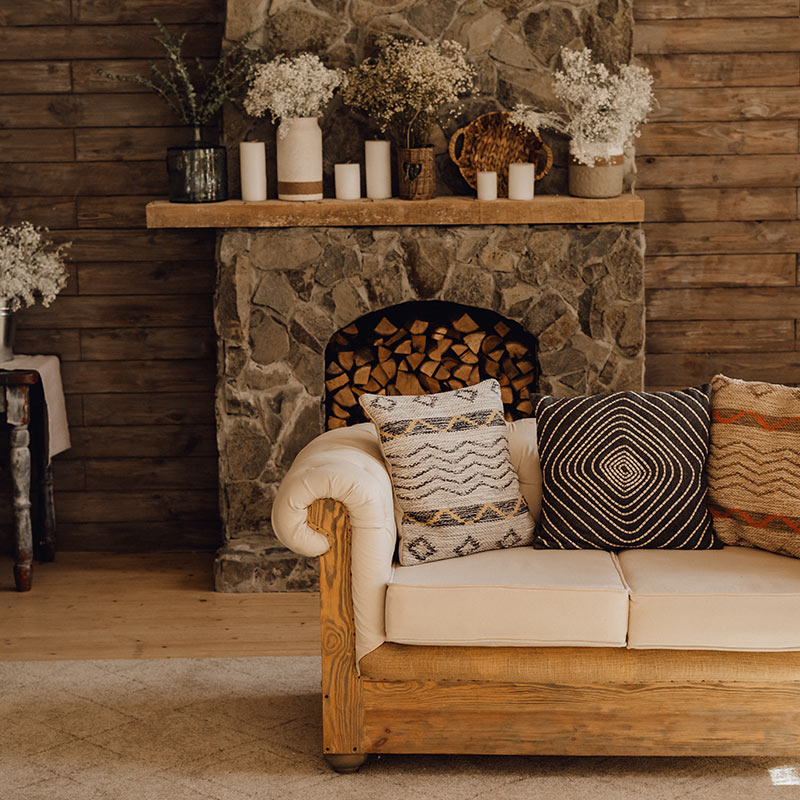 Découvrez le Lambris Vieux Bois Châtaigner pour une décoration intérieure authentique et durable. Facile à installer et fabriqué à partir de châtaignier de haute qualité, il apporte une touche de charme rustique à n'importe quelle pièce.